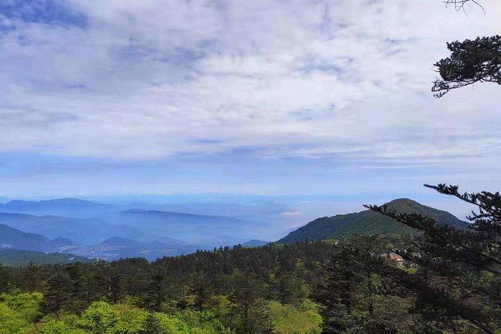 宿坊での宿泊つき楽山大仏と峨眉山2日間プライベートツアー