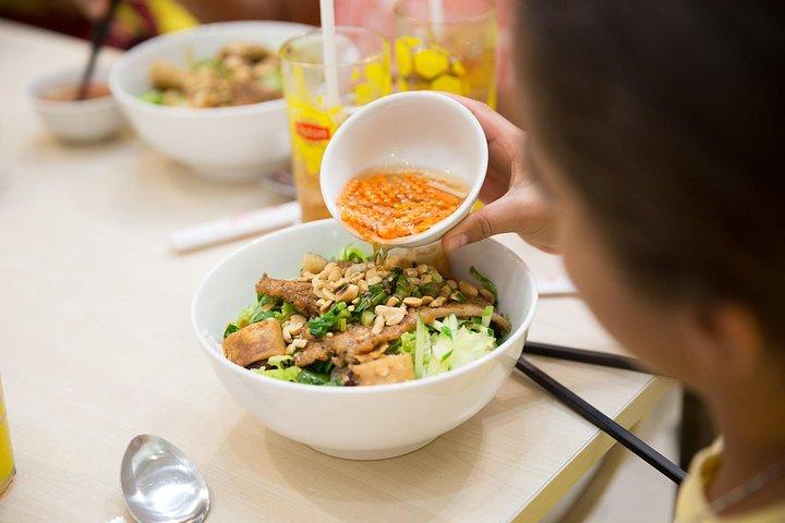 Saigon Food Tour en Scooter en la noche