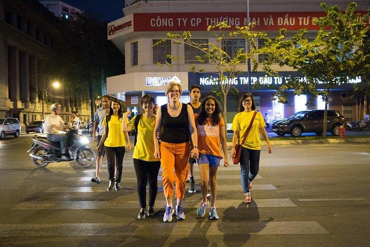 Saigon Food Tour en Scooter en la noche