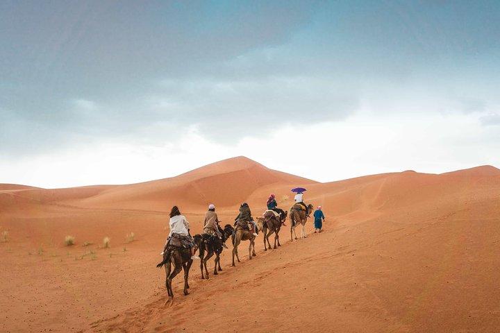 OuerzazatとMerzougaを介したマラケシュ4日間の砂漠ツアー