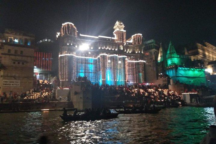Cerimonia serale del Gange a Varanasi con guida turistica ufficiale