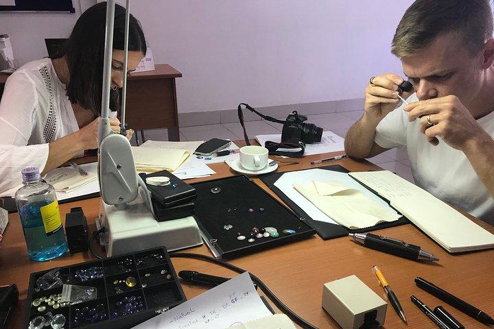 シェムリアップからの半日のカンボジアの宝石学ワークショップ
