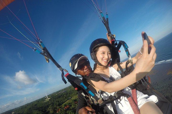 Parapente no penhasco Bali Nusa Dua com fotos e vídeos gratuitos