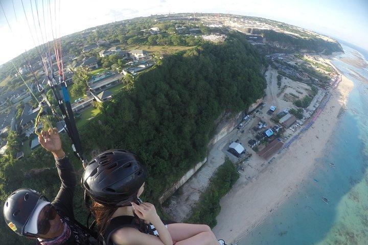 Parapente no penhasco Bali Nusa Dua com fotos e vídeos gratuitos