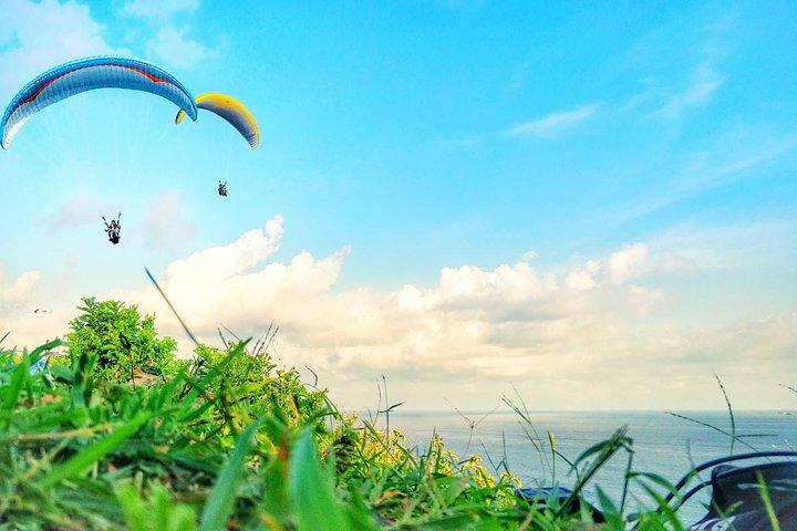 Parapente no penhasco Bali Nusa Dua com fotos e vídeos gratuitos