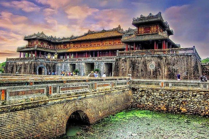 Hue City Tour a través de Hai Van Pass, Blue Lagoon, Palacio Real, King Tomb, Perfume River