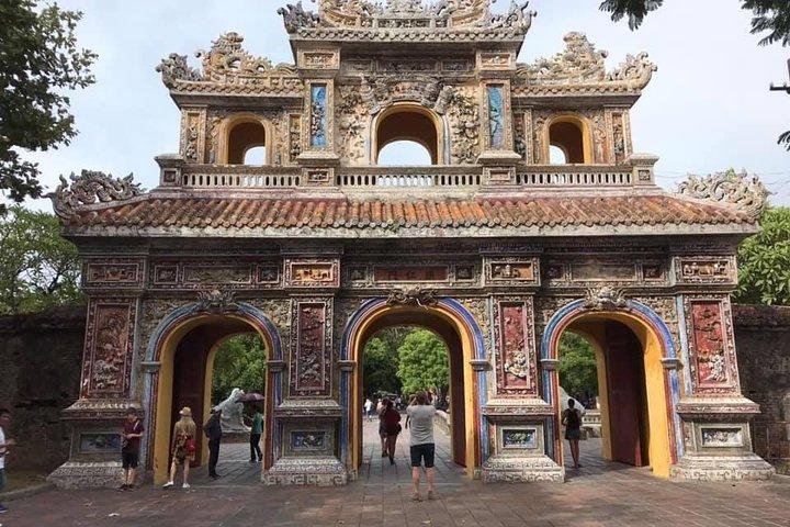 Hue City Tour a través de Hai Van Pass, Blue Lagoon, Palacio Real, King Tomb, Perfume River