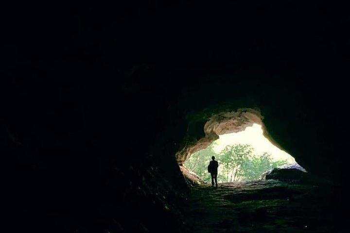 Il tour escursionistico della Grotta di Pellumbas, Canyon e Castelli include il pranzo