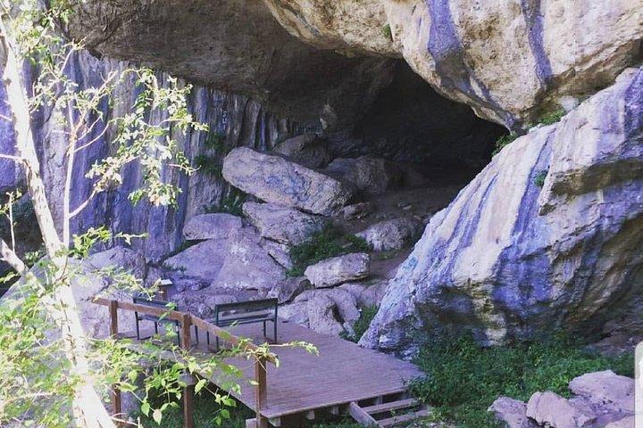 Il tour escursionistico della Grotta di Pellumbas, Canyon e Castelli include il pranzo