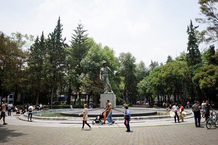 La Roma's Famous Sights and Local Lore: A Self-Guided Audio Tour