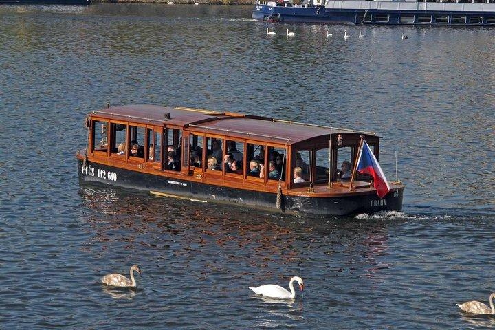 Excursion privée d’une demi-journée personnalisée : château de Prague et croisière