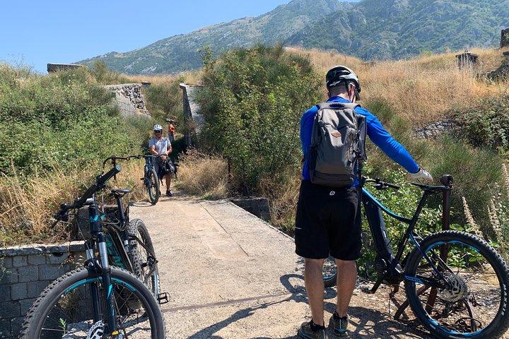 Verborgen Montenegro per e-bike, via de Kotor-kabelbaan naar 1300 meter
