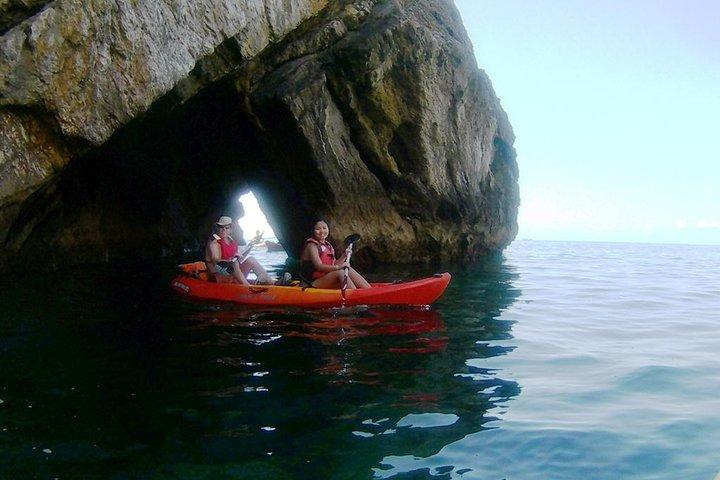Kayak tour from Sesimbra to Ribeira do Cavalo Beach, passing through the caves