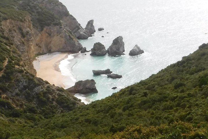 Kayak tour from Sesimbra to Ribeira do Cavalo Beach, passing through the caves