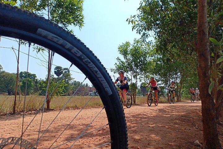 Pedale o Mekong, cruze a fronteira, chegue a Phnom Penh.