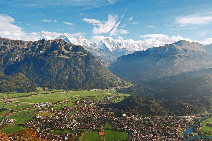 スイスアルプス：チューリッヒ発インターラーケンとグリンデルヴァルト日帰り旅行