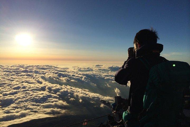 フリーギアで東京から山頂を目指す富士山登山2日間ツアー
