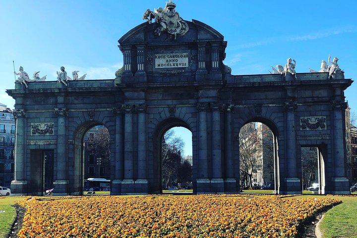Visita guiada privada de día completo a Madrid con coche Dlx