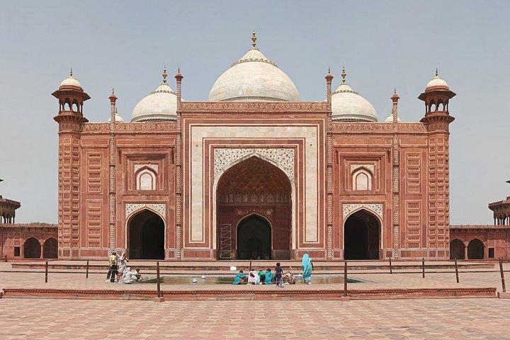 デリーから：インド最速のA / c列車によるプライベートタージマハルとアグラの日帰り旅行