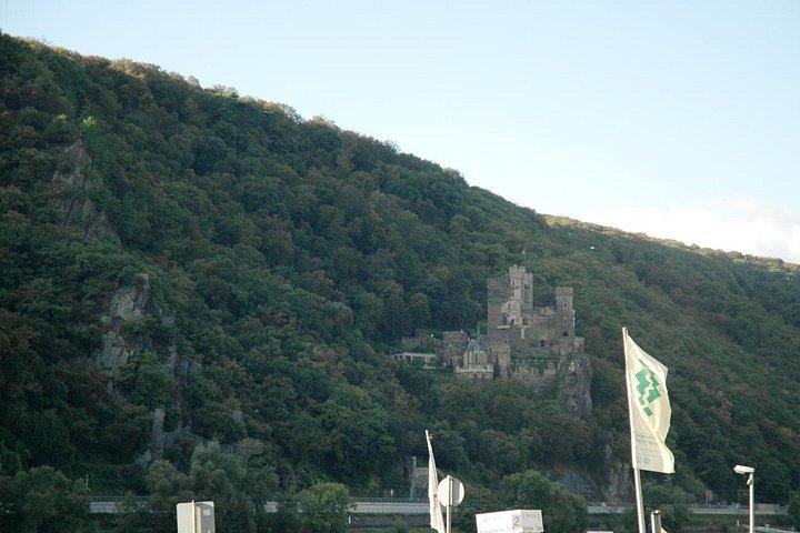 フランクフルトからのコブレンツの日帰り旅行：Ehrenbreitstein要塞、ライン谷ケーブルカー乗りとドイツの夕食