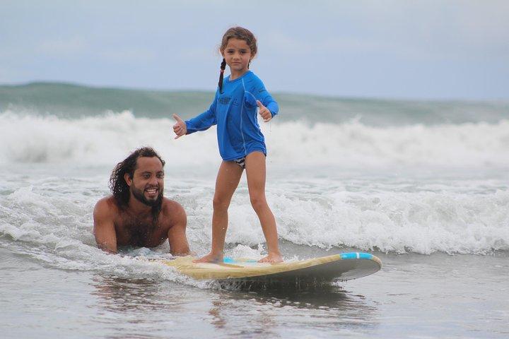 Playa Grande Surf Lessons sur une plage isolée