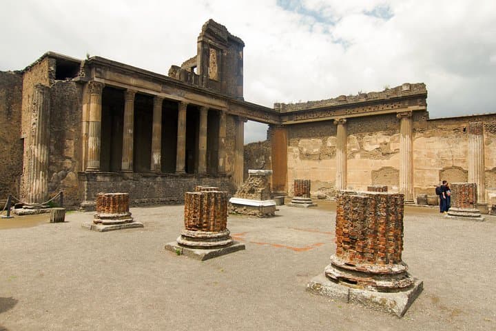 Complete Pompeii Skip the Line Tour with Archaeologist Guide