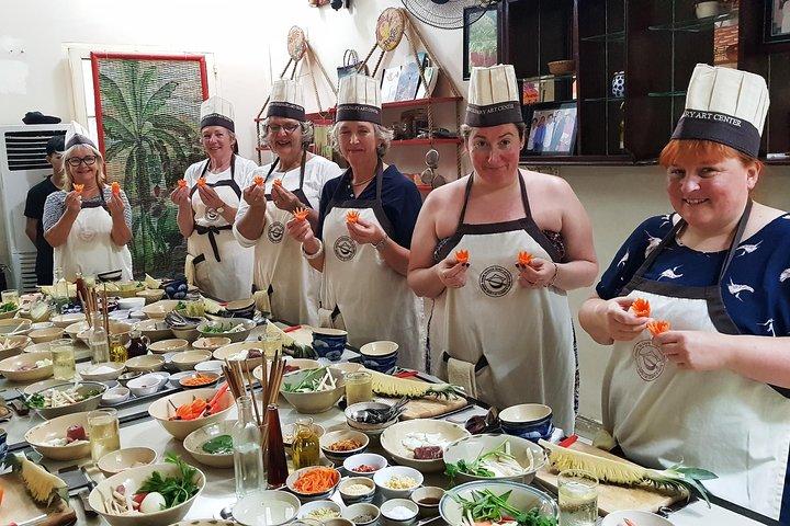 Experimente a aula de culinária de meio dia com visita ao mercado