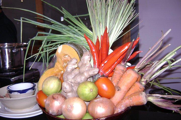 Experimente a aula de culinária de meio dia com visita ao mercado