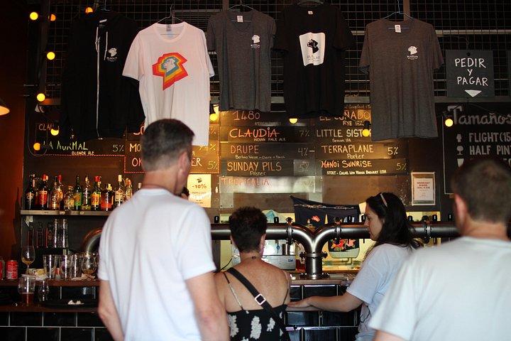 醸造所ツアーと3つの地元のバーを備えたバルセロナのクラフトビールツアー