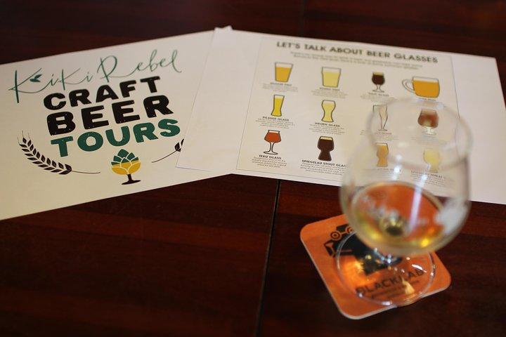 醸造所ツアーと3つの地元のバーを備えたバルセロナのクラフトビールツアー