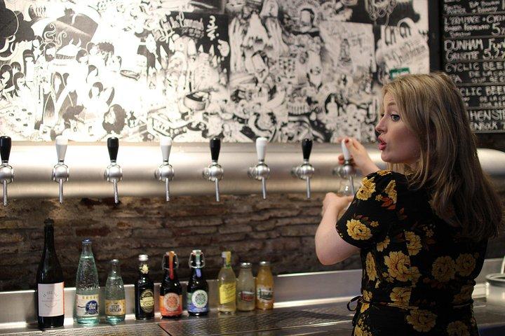 醸造所ツアーと3つの地元のバーを備えたバルセロナのクラフトビールツアー