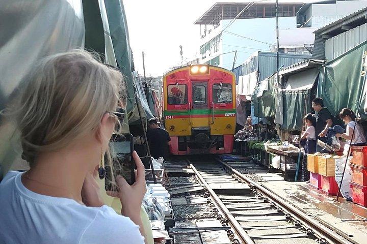 Excursion privée à Maeklong Railway & Amphawa Floating Markets