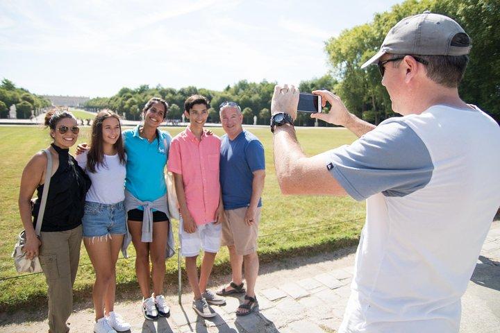 Entrada programada a Versalles y excursión de un día en grupo pequeño a Giverny desde París