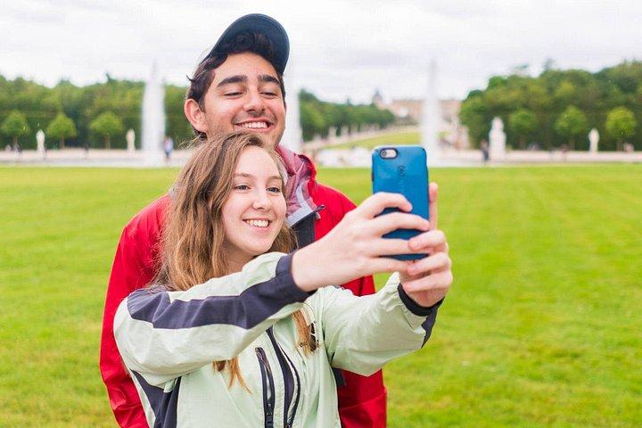 Entrada programada a Versalles y excursión de un día en grupo pequeño a Giverny desde París