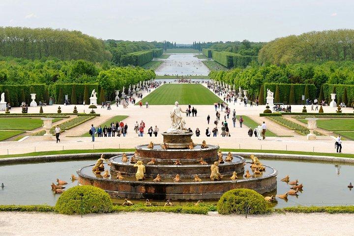 Entrada programada a Versalles y excursión de un día en grupo pequeño a Giverny desde París