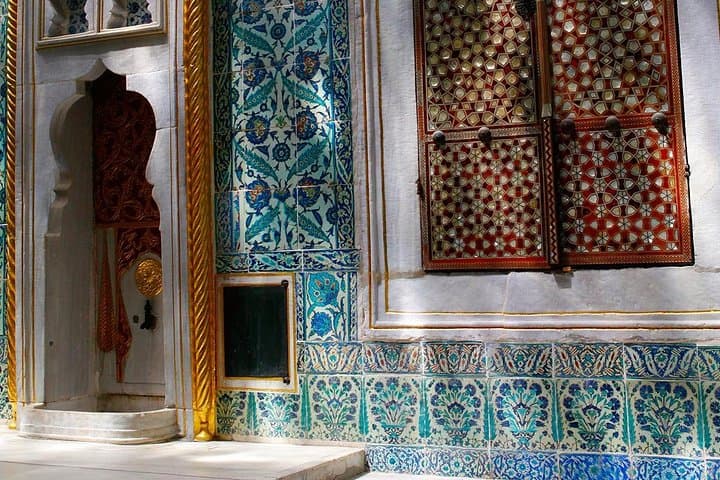 Istanbul Half Day Afternoon Tour: Topkapi Palace and Little Hagia Sophia