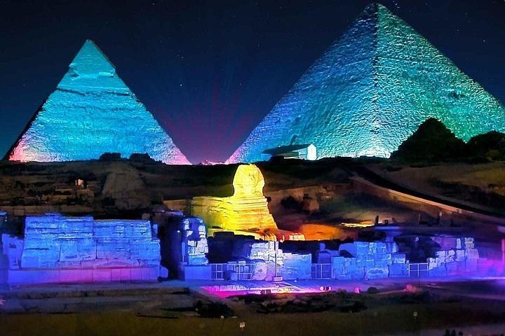 Spectacle son et lumière au plateau des pyramides