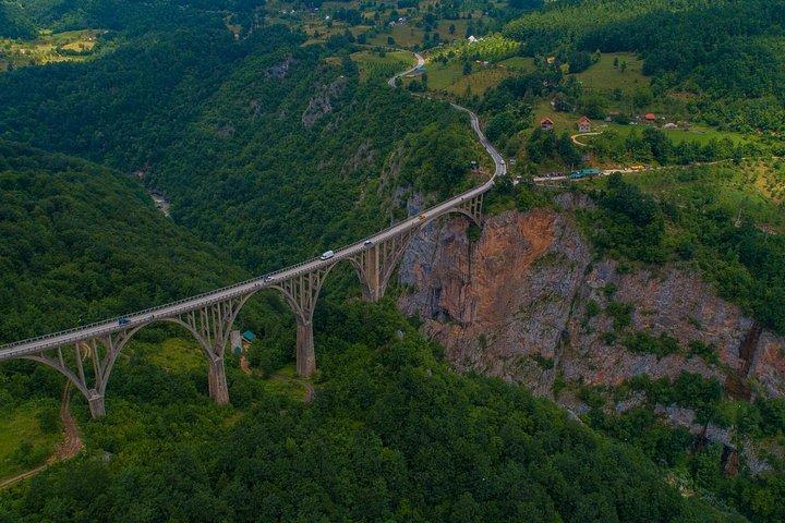 ブラック湖とジュルジェヴィツァ・タラ橋（プライベートツアー）