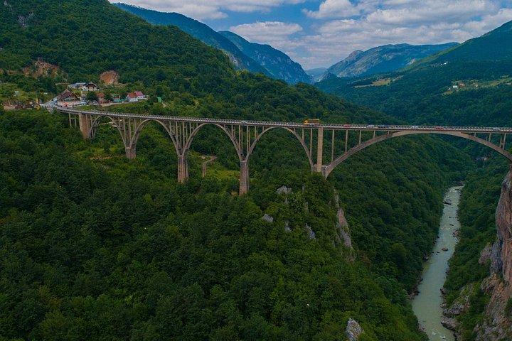 ブラック湖とジュルジェヴィツァ・タラ橋（プライベートツアー）