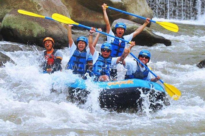 Äventyrsfärd med forsränning med oss! Och Ubud Tours