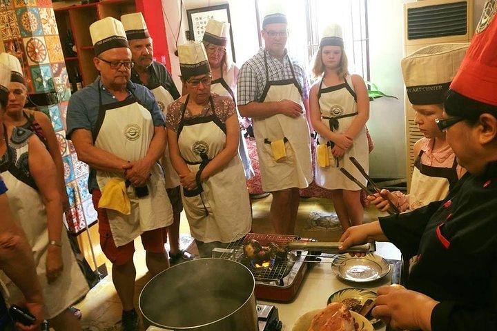 Experimente a aula de culinária de meio dia com visita ao mercado