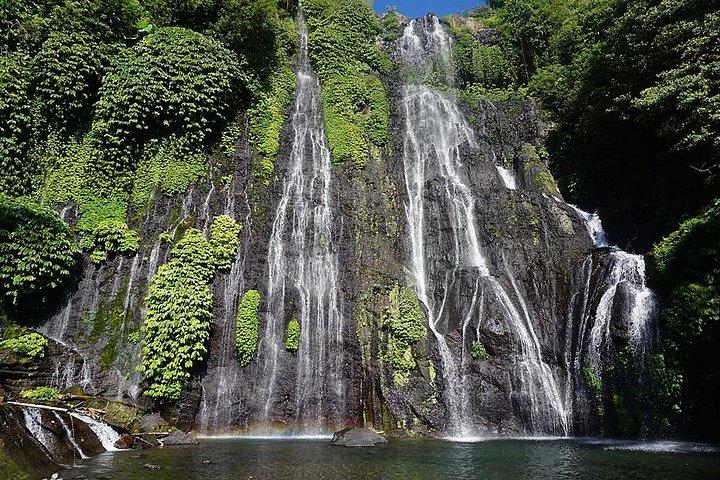 バリ島北部の見どころ：バニュマラ滝、ハンダラ門、寺院