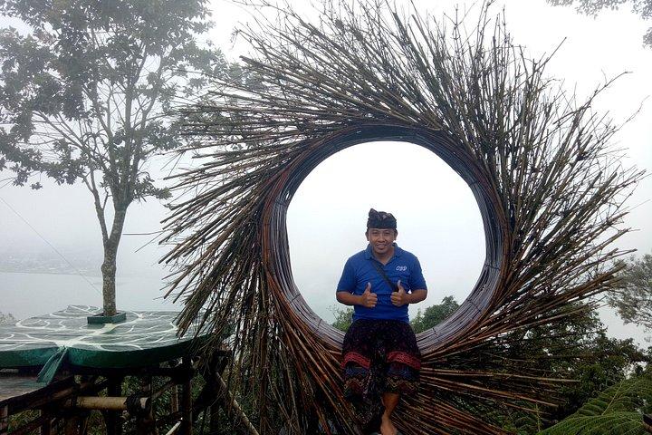 バリ島北部の見どころ：バニュマラ滝、ハンダラ門、寺院