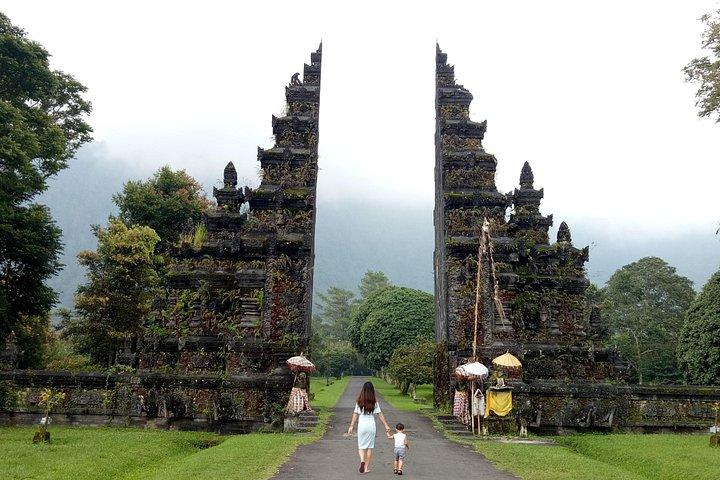 バリ島北部の見どころ：バニュマラ滝、ハンダラ門、寺院