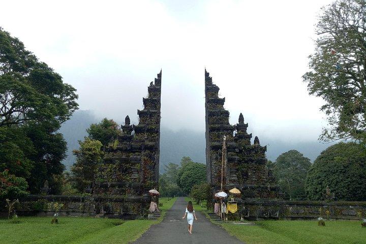 バリ島北部の見どころ：バニュマラ滝、ハンダラ門、寺院