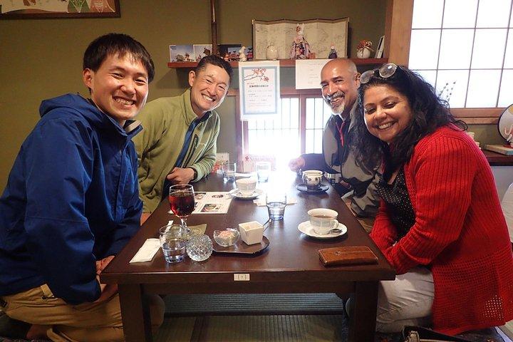 高山でのプライベートグループローカルフードツアー