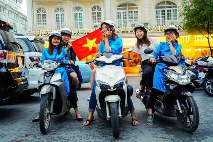 Junte-se a uma gangue de garotas de motocicleta em um passeio pela cidade de Ho Chi Minh