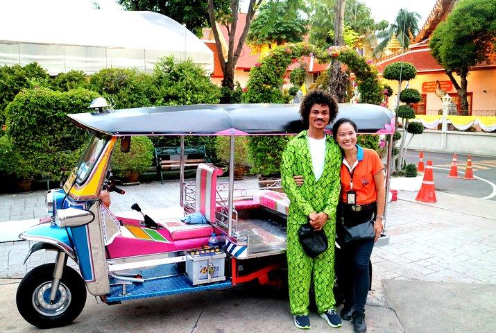 Excursão privada em Tuk Tuk Bangkok: WW2 Pad Thai, 360-Viewpoint, Chinatown (Pickup)