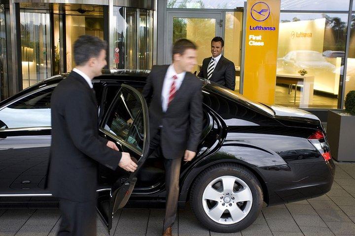 Low Cost: - Noleggio di servizi di auto di lusso executive per l'intera o mezza giornata a Toronto