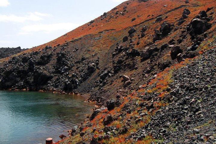 Visite privée : excursion au volcan de Santorin, y compris les sources d'eau chaude